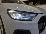 Audiが最初に採用したLEDポジショニングランプ。シャープなラインで昼間でも点けていたいと思うほど上品でオシャレです。夜間走行時はさらに目立ちます!