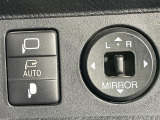 【電動格納ミラー】運転席のスイッチで、ドアミラーの開閉や角度の調整ができます。