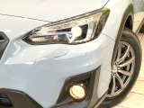 【LEDヘッドライト】悪天候や夜間走行時も良好な視界を確保し安心して運転できる高輝度LEDヘッドライトを装備!点灯速度が早く、消費電力も抑えられています。