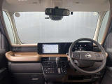 ダッシュボードを平らにしボディー形状を工夫したことで運転席から前方が見えやすくなっています。車幅が掴みやすいため、狭い道路でのすれ違いも安心して運転できます。