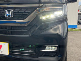 【LEDヘッドライト】悪天候や夜間走行時も良好な視界を確保し安心して運転できる高輝度LEDヘッドライトを装備!点灯速度が早く、消費電力も抑えられています。