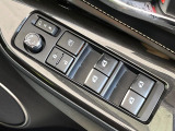 【電動格納ミラー】サイドミラーは電動格納式となっており、狭い駐車場でもキズがつくリスクを抑えられます。