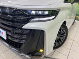 【三眼LEDヘッドライト】スタイリッシュな見た目の三眼LEDヘッドライトを装備♪スタイルだけでなく、夜間の走行も視界良好で安心してお乗りいただけます。