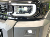 【LEDヘッドライト】悪天候や夜間走行時も良好な視界を確保し安心して運転できる高輝度LEDヘッドライトを装備!点灯速度が早く、消費電力も抑えられています。