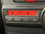 【オートエアコン】一度お好みの温度に設定すれば、車内の温度を検知し風量や温度を自動で調整。暑い&hellip;寒い&hellip;と何度もスイッチ操作をする必要はありません。快適な車内空間には必須の機能ですね♪