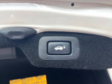 【パワートランクリッド】スマートキーや運転席のボタンを押すだけでリアゲートが自動で開閉します!荷物を持っている時や、高い位置にあるバックドアを閉める際に便利な機能です♪