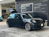 中古車ソムリエの弊社スタッフが、お客様にピッタリのMINIをご紹介します。
