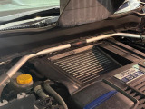 【STIタワーバー】お車の剛性を高めるタワーバーを装備。よりスムーズなコーナリング走行が可能となり、走りも楽しめます。
