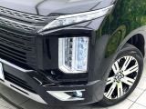 【LEDヘッドライト】悪天候や夜間走行時も良好な視界を確保し安心して運転できる高輝度LEDヘッドライトを装備!点灯速度が早く、消費電力も抑えられています。