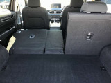 リヤシートを倒すと大きな荷物も搭載可能です。