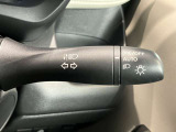 車外の明るさに応じでライトを点灯、消灯してくれるオートライト機能です☆お天気の良い昼間のトンネル走行などオートにしてると便利で安心です☆エンジン停止時にライトの消し忘れも無くなります☆