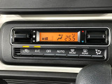 【オートエアコン】一度お好みの温度に設定すれば、車内の温度を検知し風量や温度を自動で調整。暑い&hellip;寒い&hellip;と何度もスイッチ操作をする必要はありません。快適な車内空間には必須の機能ですね♪