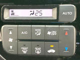 【オートエアコン】一度お好みの温度に設定すれば、車内の温度を検知し風量や温度を自動で調整。暑い&hellip;寒い&hellip;と何度もスイッチ操作をする必要はありません。快適な車内空間には必須の機能ですね♪