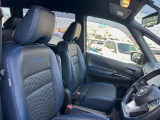 運転席まわりには十分なスペースがあり、大柄な方でもゆったり運転していただける環境です。