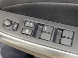 【電動格納ミラー】サイドミラーは電動格納式となっており、狭い駐車場でもキズがつくリスクを抑えられます。