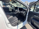 ◆前面ドア運転席◆ドアの開口が広く乗降ラクラク。シートの幅も広く運転していてもストレスを感じません。足元も広く快適なドライブを演出してくれます。