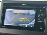 【バックカメラ】駐車時に後方がリアルタイム映像で確認できます。大型商業施設や立体駐車場での駐車時や、夜間のバック時に大活躍!運転スキルに関わらず、今や必須となった装備のひとつです!