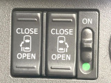 【両側パワースライドドア】スマートキーや運転席のスイッチで後席両側スライドドアの開閉が可能♪電動だから力を入れてドアを開ける必要が無く、小さなお子様でも簡単に開け閉めでき快適です♪