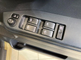 【電動格納ミラー】サイドミラーは電動格納式となっており、狭い駐車場でもキズがつくリスクを抑えられます。
