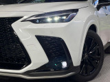 【三眼LEDヘッドライト】スタイリッシュな見た目の三眼LEDヘッドライトを装備♪スタイルだけでなく、夜間の走行も視界良好で安心してお乗りいただけます。