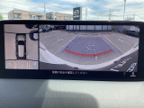 狭い場所での駐車やすれ違いなどでより的確な運転操作に役立つ360&deg;ビューモニターが装備されています。