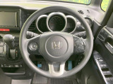 インテリアに合わせたデザインのステアリングは、運転される方のことも考え、運転しやすい形状、大きさです。是非一度、実際に触ってお確かめください。