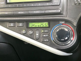【オートエアコン】一度お好みの温度に設定すれば、車内の温度を検知し風量や温度を自動で調整。暑い&hellip;寒い&hellip;と何度もスイッチ操作をする必要はありません。快適な車内空間には必須の機能ですね♪