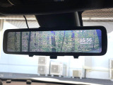【デジタルインナーミラー】後席の大きな荷物や同乗者で後方が確認しづらい時でも安心!カメラが撮影した車両後方の映像をルームミラー内に表示。クリアな視界で状況の確認が可能です!