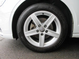 全車両に標準装備の純正アルミホイールは、純正ならではのバランスの良いデザインと、走行安定性をお楽しみ頂けます。