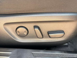 運転席は10Wayの電動シートになっています。ドライバーの体格に合わせたドライビングポジションを設定出来ます。また、2人分のポジションをメモリー出来るのでいつでも自分のポジションに戻せます♪
