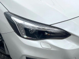 【LEDヘッドライト】悪天候や夜間走行時も良好な視界を確保し安心して運転できる高輝度LEDヘッドライトを装備!点灯速度が早く、消費電力も抑えられています。