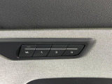 ボタン一つで自分好みの運転位置を一瞬で再現します!シートや鏡の位置を記憶できるので、家族で運転を交代してもすぐにベストな姿勢に戻せます。細かく電動調節でき、長距離ドライブでも疲れず快適です。