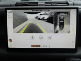サラウンドカメラ(360&deg;カメラ)『車載のカメラを駆使し、車を真上から見下ろしている映像に変換、センターディスプレイに表示させ、安全な駐車をサポート。縦列駐車や狭い場所への駐車に大きく役立ちます。』