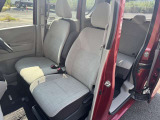 助手席シート下に小物入れがあります☆こちらにあまり出し入れしない車検証入れを入れておくと、グローブボックスが広々とお使いいただけます☆