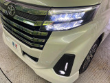 【LEDヘッドライト】悪天候や夜間走行時も良好な視界を確保し安心して運転できる高輝度LEDヘッドライトを装備!点灯速度が早く、消費電力も抑えられています。
