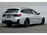 スタイリッシュなリアビュー。リアフォグランプを採用し、悪天候の走行時に後続のドライバーにし車両を示します。デザインだけではなく、安全面にも抜かりが無いBMWで駆け抜ける喜びを体感下さい。