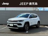 Jeep伝統の7スロットグリルとシャープなLEDヘッドライトが存在感を放ち、ひと目でJeepと分かるフロントフェイスに仕上がっています。
