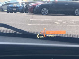 人気のヘッドアップディスプレイ!現在の車速、ナビゲーション・システムによるルート案内の矢印表示、チェック・コントロール、前車接近警告など、さまざまな情報をドライバーの視界内に直接表示いたします!