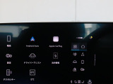 スマートフォンとAudiをUSBケーブルを介し接続。AppleのCarPlayやAndroid Autoのアプリを通じて、スマートフォンのコンテンツをMMIディスプレイに表示します。