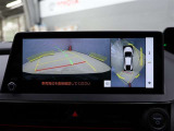 【パノラミックビューモニター】映像で、見づらい車両周辺の確認をアシスト。クルマを真上から見ているような映像を表示。 運転席から確認しにくい車両周囲の状況を把握。