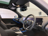 【運転席シート】人間工学に基づき形成した形状が長時間のドライブ疲労も軽減します。すべての走りを特別な出来事に変える様に設計されています。
