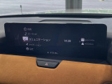 【12.3インチマツダコネクト】車内の雰囲気にマッチした大型ディスプレイ。スマホ接続でのナビ使用やBluetooth再生等、様々な機能が楽しめます。直感的なダイヤル操作が可能で、使い勝手も良好です。