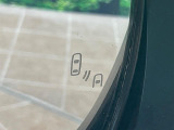 【ブラインドスポットモニター】走行中、ドアミラーの死角になりやすい箇所に後続車が接近するとサイドミラー付近に警告を表示、ドライバーに注意喚起をしてくれます。