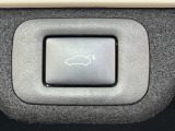 【パワーバックドア】スマートキーや運転席のボタンを押すだけでリアゲートが自動で開閉します!荷物を持っている時や、高い位置にあるバックドアを閉める際に便利な機能です♪