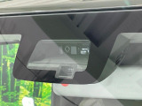 【スズキ セーフティサポート】走行中に前方の車両等を認識し、衝突しそうな時は警報とブレーキで衝突回避と被害軽減をアシスト。より安全にドライブをお楽しみいただけます。