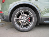 全車両に標準装備の純正アルミホイールは、純正ならではのバランスの良いデザインと、走行安定性をお楽しみ頂けます。