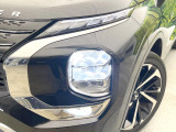【LEDヘッドライト】悪天候や夜間走行時も良好な視界を確保し安心して運転できる高輝度LEDヘッドライトを装備!点灯速度が早く、消費電力も抑えられています。