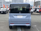 後部座席はプライバシーガラスとなっています。座っている人や置いてある荷物が見えにくくなっているのでプライバシーの確保が出来ます。ぜひ見て確認してみて下さい