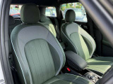 人間工学に基づき設計されたMINIのシートは、ロングドライブでも快適さを維持しつつ、スポーティな走行時には身体をしっかり支え、優れたホールド感と走行安定性を提供します。