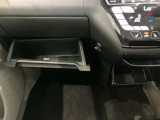 車検証入れになどにも使える便利な収納BOXあります。